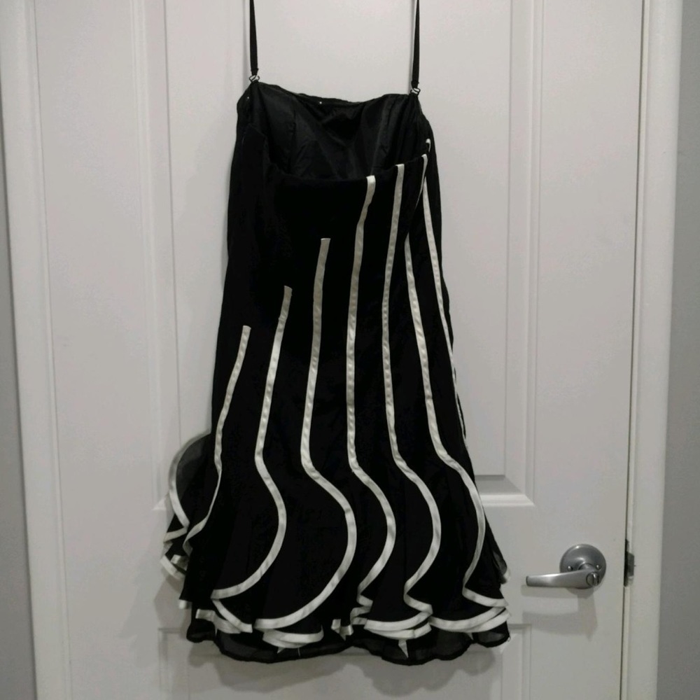 Party Dress with Flouncy Bottom-Black Strapless